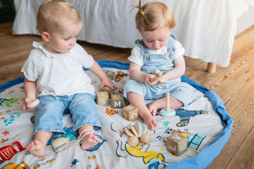 soft Puce&Pilou by Moulin Roty, children are sitting on the mat, playing with wooden blocks