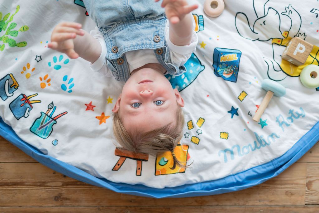 soft Puce&Pilou by Moulin Roty, child is on the mat, looking in the camera