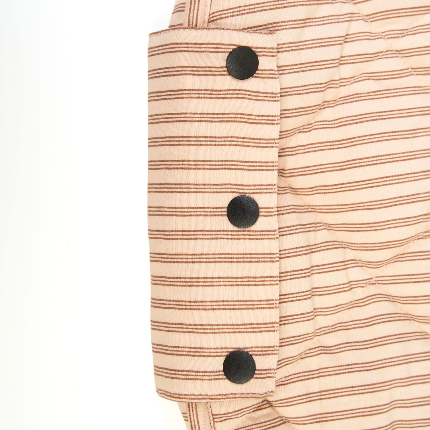 soft stripes brown organic babymat, detail buttons
