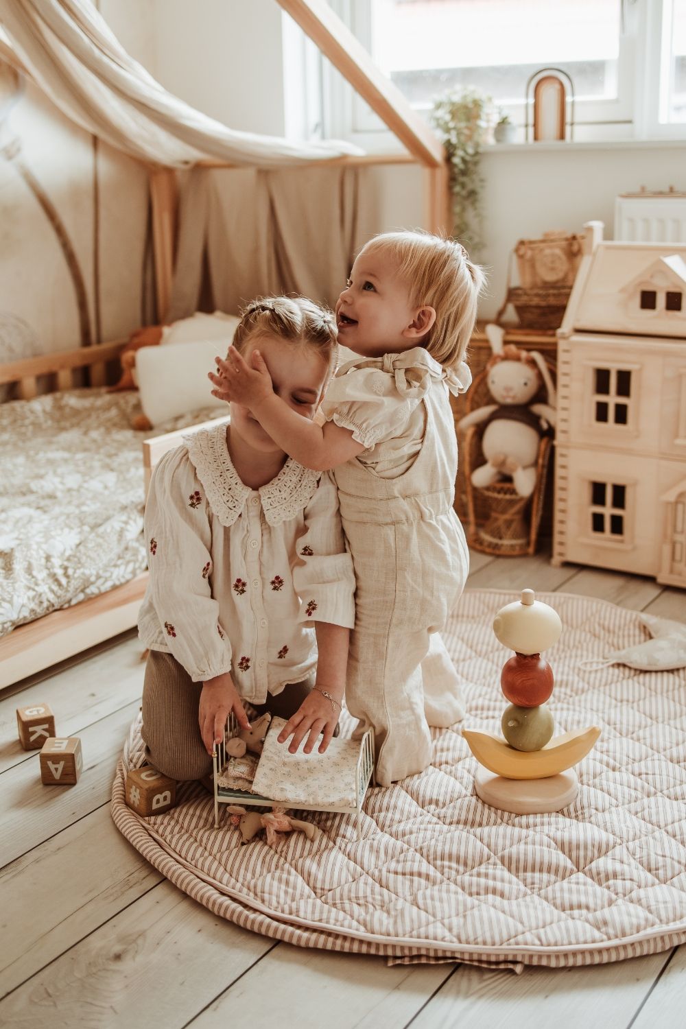 soft stripes brown organic babymat, children are playing together on the mat, wooden toys, mouse cuddle in bed