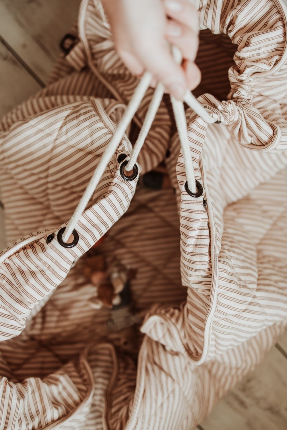 soft stripes brown organic babymat, detail of closure system with wrope