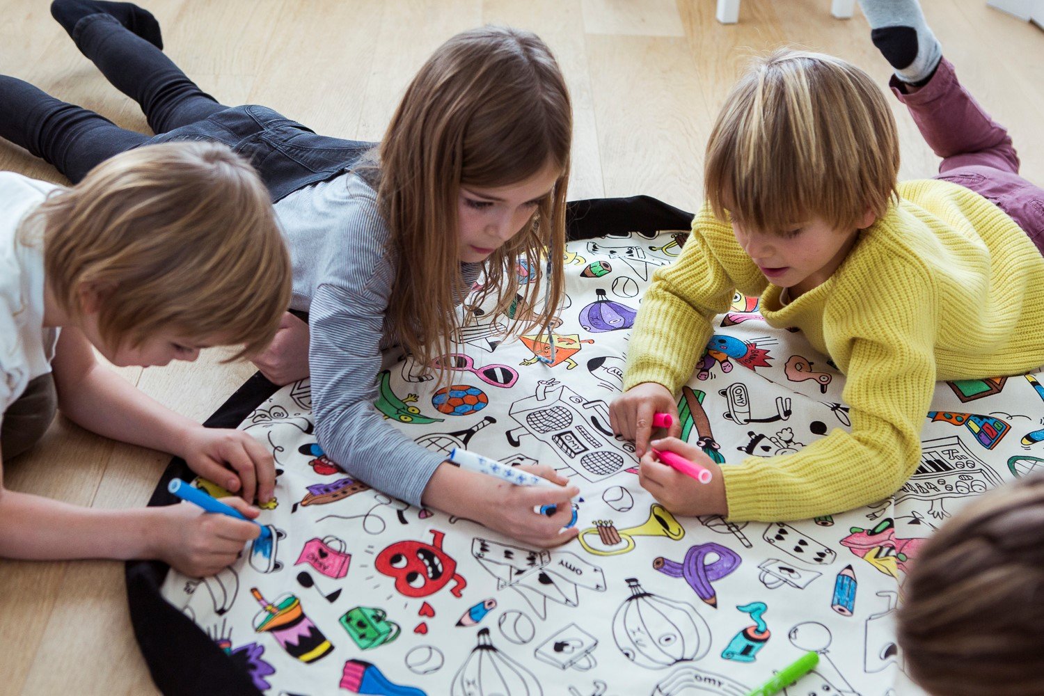 Play&Go storage bag and play mat, lots of fresh colors, kids coloring the mat