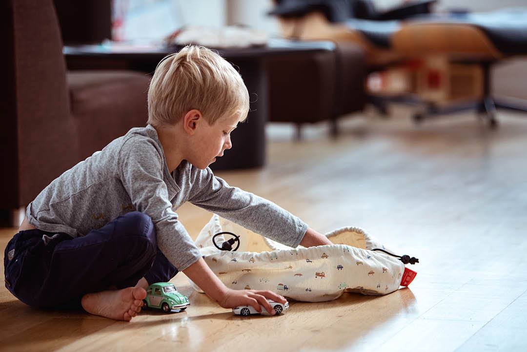 Mini cars toy storage bag, boy playing living room