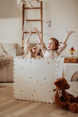 EEVAA worldmap puzzlemat, box, children are sitting in the box, throwing the cuddles in the air