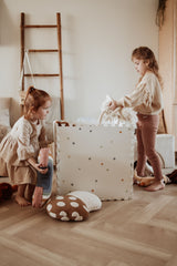 EEVAA worldmap puzzlemat, box, children are placing the cuddles in the box