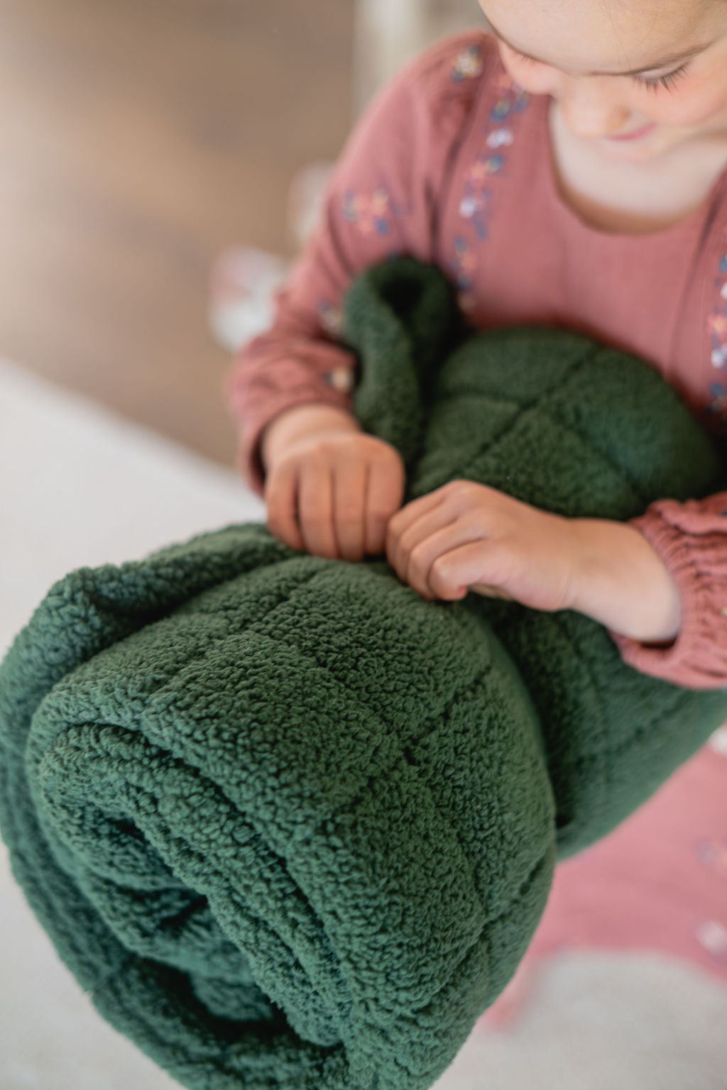 noomad soft teddy evergreen, child is opening the mat