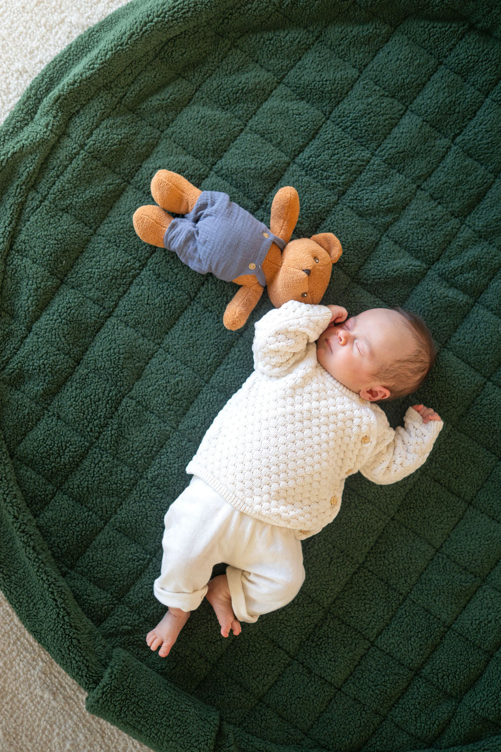noomad soft teddy evergreen, baby is sleeping on the open mat, cuddle