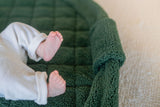 noomad soft teddy evergreen, little baby feet on open mat