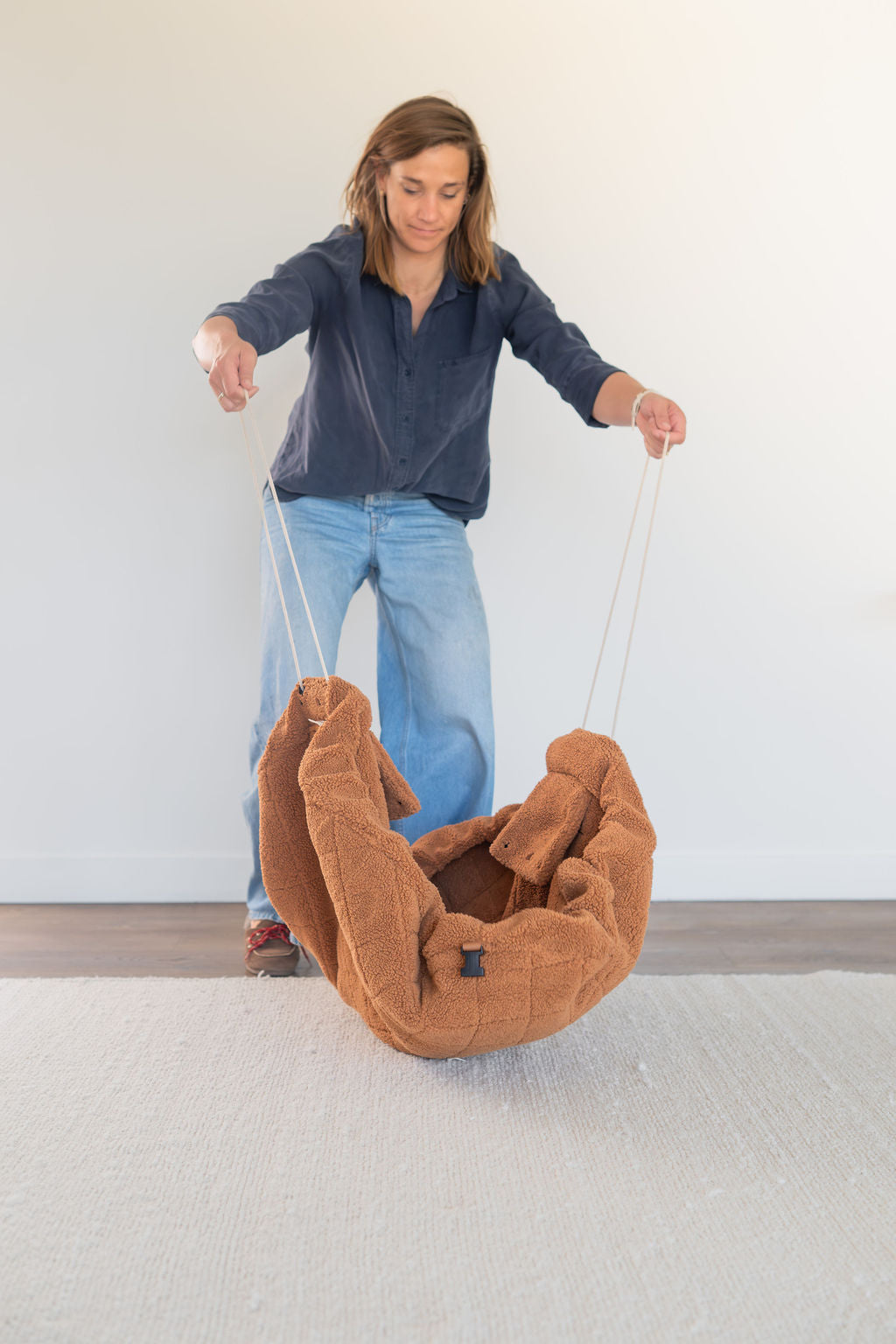 noomad soft teddy brown, person is closing the bag