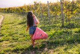 Pic nic outdoor storage bag, child is carrying the bag on its shoulder, backside