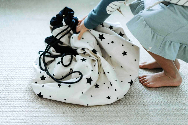 worldmap/stars toy storage bag, bag child touching the bag
